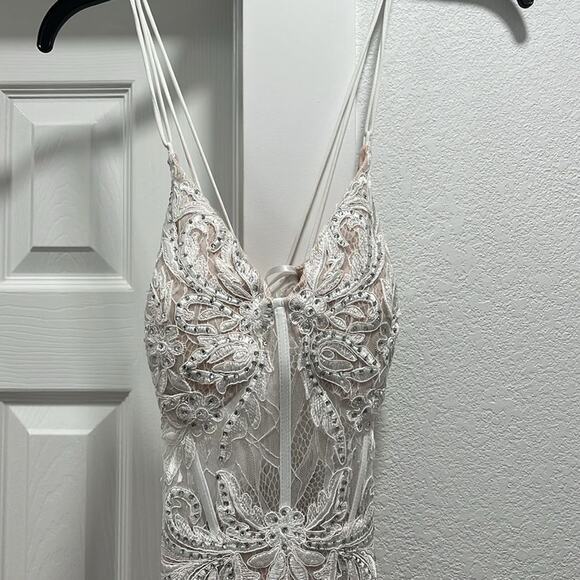 GB V-Neck Lace-Up Back Embroidered Lace Mermaid Gown Size 11 - Picture 9 of 11